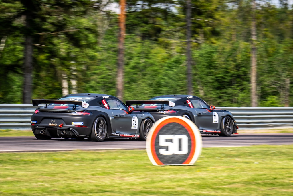Kasper Hansen og Klaus Søholm i kamp i deres i Porsche 718 Cayman GT4-biler på Gelleråsen.
(Foto: Armin Hadzic)